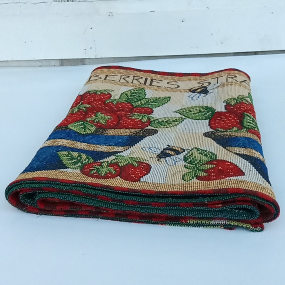 Vintage Summer Strawberry Table Runner - Picture 13 of 16